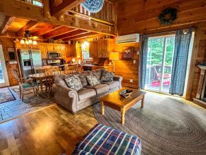 Χώρος καθιστικού στο Breezy River Mountain Cabin