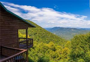 un balcone di una cabina con vista sulle montagne di Jasmine Heights a West Jefferson