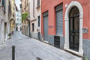 una strada vuota in un vicolo con edifici di Relais Mangano - Apartment - by HOST4U a Brescia