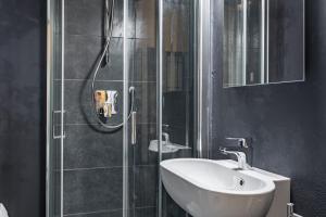 bagno con lavandino e doccia di Relais Mangano - Apartment - by HOST4U a Brescia