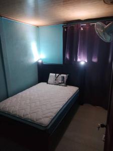 Een bed of bedden in een kamer bij Cabina Mauricio precio por 2 huésped