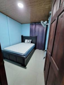 Een bed of bedden in een kamer bij Cabina Mauricio precio por 2 huésped