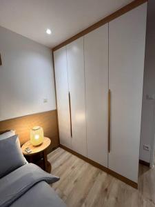 a bedroom with a bed and a cupboard and a table at Perle au centre ville avec vue mer et montagne in Saint-Denis