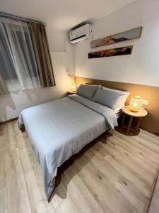 sypialnia z dużym łóżkiem i stołem w obiekcie Perle au centre ville avec vue mer et montagne w mieście Saint-Denis