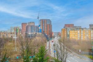 - une vue sur une ville avec de grands bâtiments dans l'établissement City Cosy 1 bed - Perfect for Long Stays By Valore Property Services, à Manchester