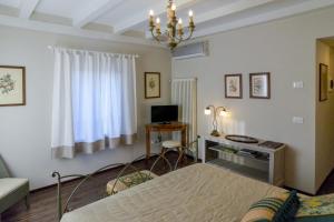 TV a/nebo společenská místnost v ubytování i Torretti Locazione Turistica, Ristorante, Lounge Bar