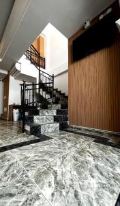 um átrio com piso em mármore e escadas em Holiday Sai Hotel em San Andrés