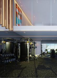 een fitnessruimte met banken en apparatuur in een gebouw bij Madeira Residence Apt. 80 in Funchal