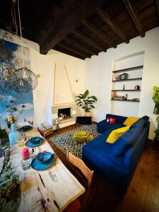 uma sala de estar com um sofá azul e uma mesa em WOW HOUSE in Torino em Turim