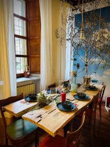 uma mesa de madeira com cadeiras e uma sala de jantar em WOW HOUSE in Torino em Turim