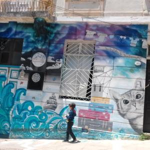 un niño pasa por delante de un mural en una pared en Hostel Don Poncho, en Valparaíso