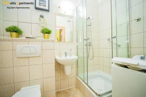 łazienka z prysznicem, umywalką i toaletą w obiekcie Baltic Apartments - Apartamenty Korony Piastów w Świnoujściu +24 zdjęcia