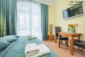 Telewizja i/lub zestaw kina domowego w obiekcie Baltic Apartments - Apartamenty Korony Piastów