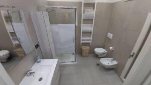 La salle de bains est pourvue d'une douche, de toilettes et d'un lavabo. dans l'établissement Casa vacanze G&G, à Brindisi