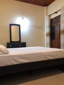 Postel nebo postele na pokoji v ubytování senarathna guest house