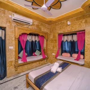Llit o llits en una habitació de Hotel Henna Jaisalmer