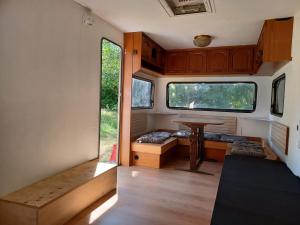 een uitzicht op een tiny house met een tafel bij De Vijver in Geel