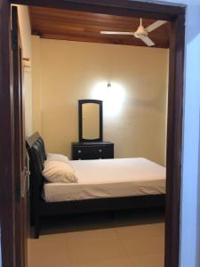Postel nebo postele na pokoji v ubytování senarathna guest house