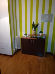 a room with green and yellow stripes on a wall at A Las faldas del Tecla in A Guarda