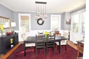 Gallery image of Aunt Bea's Bungalow - Pet Friendly - Hot Tub - Screen Porch - Wifi - Fenced Yard - King Bed - Town in Berkeley Springs