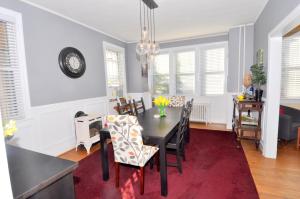 Gallery image of Aunt Bea's Bungalow - Pet Friendly - Hot Tub - Screen Porch - Wifi - Fenced Yard - King Bed - Town in Berkeley Springs
