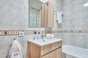 ラバトにあるYourPlace Rabat Agdal 1 - Cozy Residenceのバスルーム(シンク、鏡、バスタブ付)