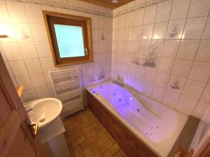 LE FISHING LODGE Chalet en bois avec bain nordique في لابريس: حمام مع حوض ومرحاض ومغسلة