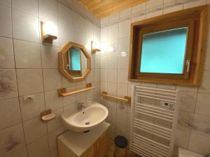 LE FISHING LODGE Chalet en bois avec bain nordique في لابريس: حمام صغير مع حوض ومرآة