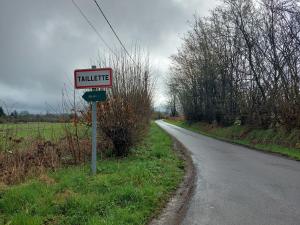 een straatbord aan de kant van een weg bij Le Petit Refuge 
