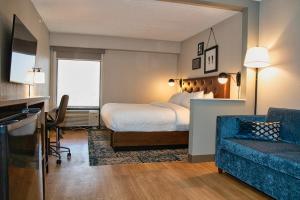 Postel nebo postele na pokoji v ubytování Four Points by Sheraton Allentown Lehigh Valley