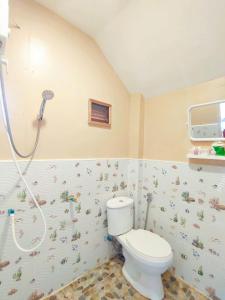 łazienka z toaletą i prysznicem w obiekcie Common Camping KhaoYai w mieście Mu Si