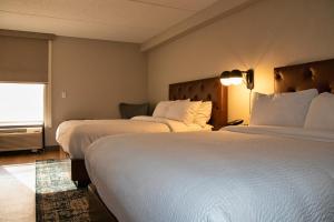 Postel nebo postele na pokoji v ubytování Four Points by Sheraton Allentown Lehigh Valley