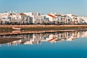 un reflejo de casas en el agua en una ciudad en NEW !! Two Bedroom Cabanas Tavira - Banda Musical ORANGE, en Tavira