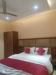 Postel nebo postele na pokoji v ubytování MR JaiSwaL DharMShalA