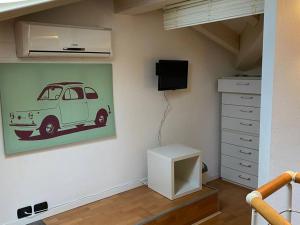 una habitación con una pintura de un coche en la pared en Casa Vacanze PETIT GARDA, en Raffa