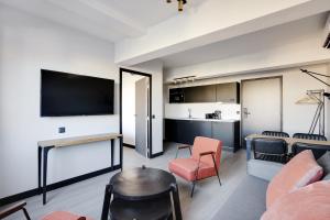 Svetainės erdvė apgyvendinimo įstaigoje Pick A Flat's Apartments in in Parc des Buttes Chaumonts - Rue Edouard Pailleron