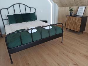 Uma cama ou camas num quarto em Zielone Wzgórze komfortowy klimatyzowany domek z balią z aeromasażem