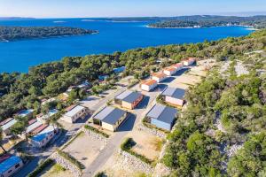 eine Luftansicht einer Reihe von Häusern und des Wassers in der Unterkunft Kasthouse Luxury Nature Getaway in Mali Lošinj