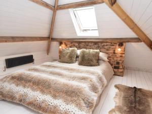 um quarto com uma cama grande num sótão em Hares Barn em Trowbridge