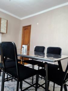 une table avec quatre chaises assises autour de celle-ci dans l'établissement My Hostel, à Och