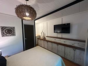 En eller flere senger på et rom på Posada Guasu