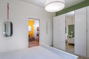 un couloir avec un miroir et un salon dans l'établissement Casa San Faustino - Brescia CityCenter - by HOST4U, à Brescia