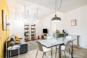 - un salon avec une table et un canapé dans l'établissement Casa San Faustino - Brescia CityCenter - by HOST4U, à Brescia