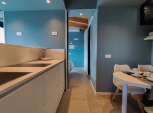 Η κουζίνα ή μικρή κουζίνα στο Luxury Apartment with Private Pool by Host Hero