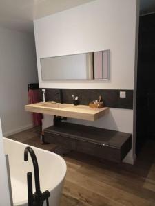 Un baño con lavabo, bañera y espejo. en LODGE bennouri, en Telouet