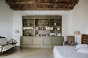 a bedroom with a book shelf and a bed at Bibbia- Tenuta di Campagna in Palazzolo Acreide