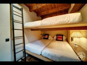 two bunk beds in a room with a ladder at CASA SAUTARETH de Alma de Nieve in Tredós
