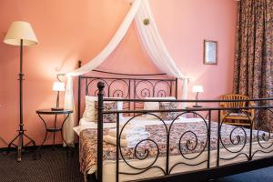 ein Schlafzimmer mit einem Himmelbett in der Unterkunft Residence Hattrick in Prag