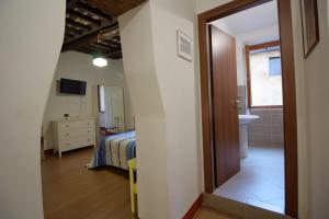 アメリアにあるCasa Pomponiaのベッドルーム1室(ベッド1台付)、バスルーム(鏡付)