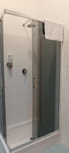 W łazience znajduje się prysznic ze szklanymi drzwiami. w obiekcie F.A.M. ROOMS w Ciampino